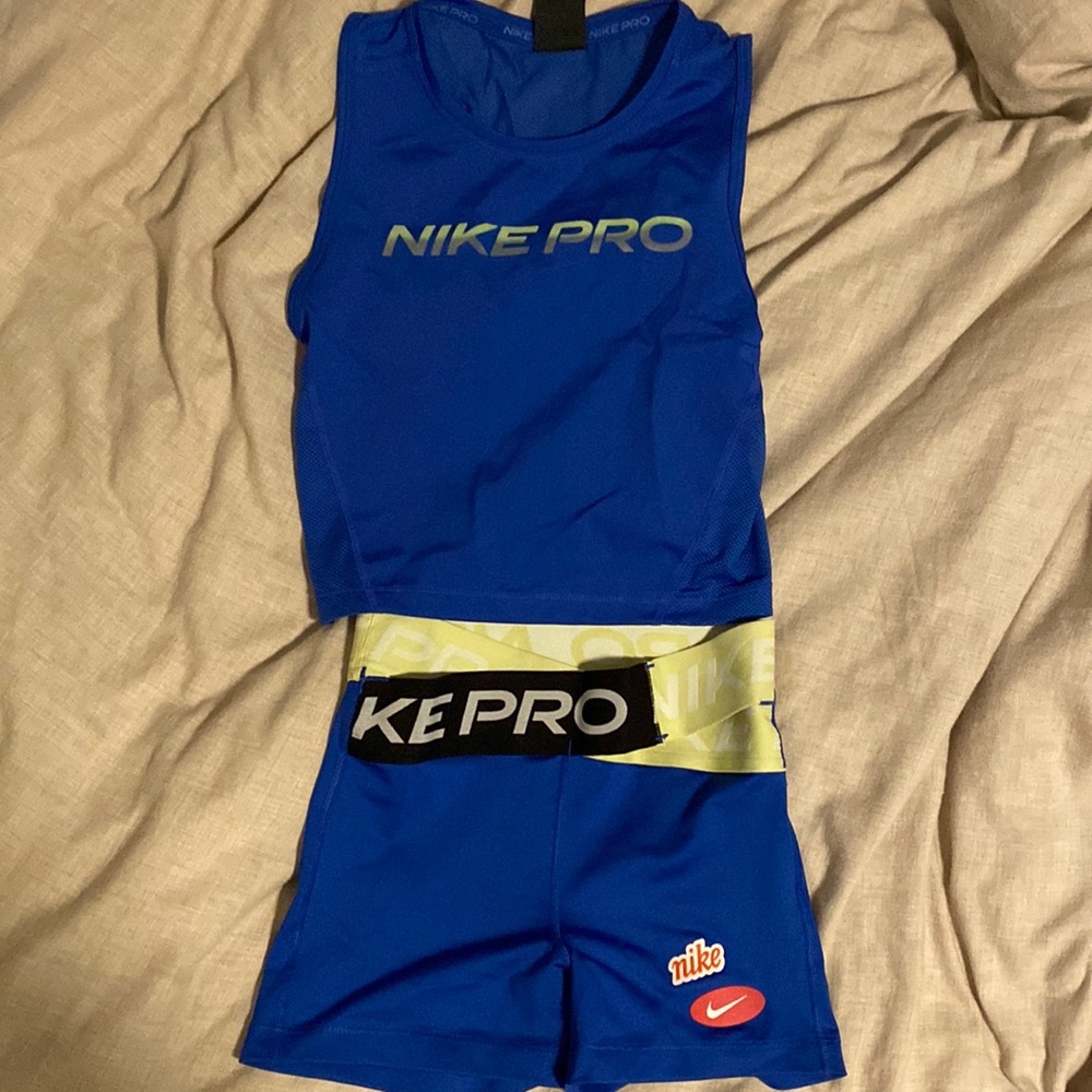 Blue and green workout set